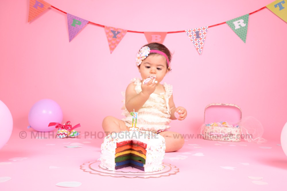 photo-bebe-studio-gateau-anniversaire-fille-libourne-bordeaux-charente-maritime