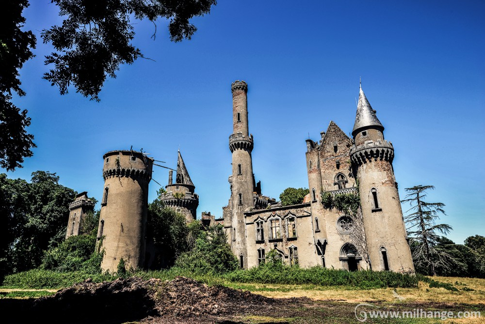 photo-urbex-chateau-abandonne-ruines-vegetation-decay-lost-place